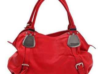 С чем носить красную сумку?